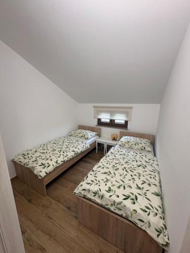 two beds in a small room with at Babina Hiža in Pula