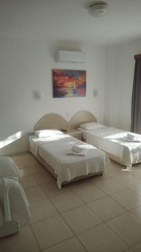 a room with two beds in a room with at Marigold Otel in Çeşme