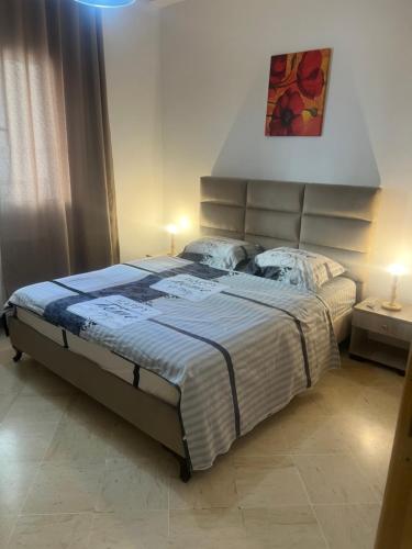 a bedroom with a large bed with two pillows at Appartement meublé in Sukrah