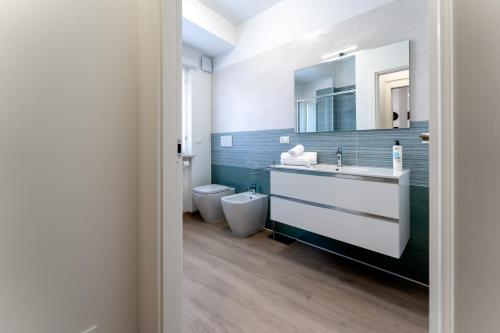 a bathroom with a sink and a toilet at Fuori Squadra in Lanciano