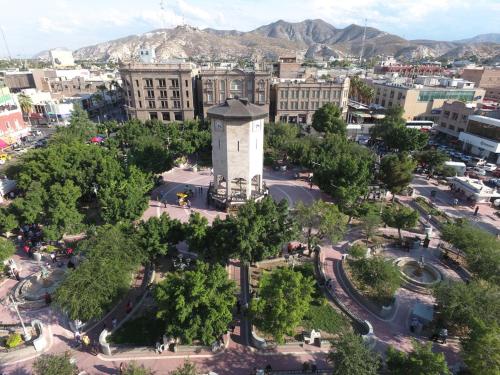 an aerial view of a city with mountains in the background at Hotel Plaza Express in Torreón