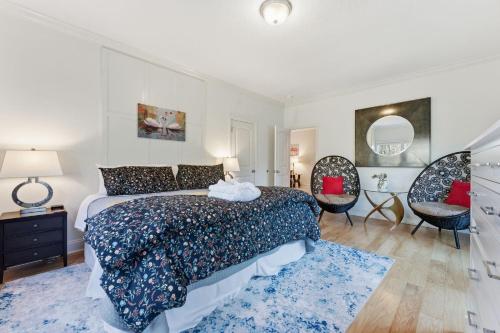 ein Schlafzimmer mit einem großen Bett und zwei Stühlen in der Unterkunft Remember Me in Highlands