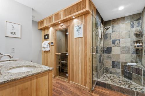 ein Badezimmer mit Dusche und Waschbecken in der Unterkunft Remember Me in Highlands