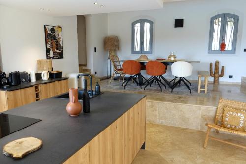 Villa 4P with private pool near the sea