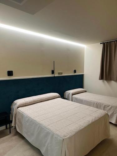 a room with two beds in a room at Pensión Ariz in Basauri