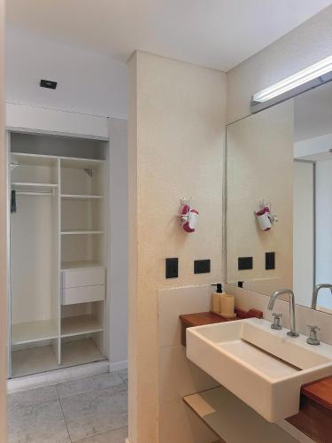 a bathroom with a sink and a mirror at Zelena Voda in Villa Gesell