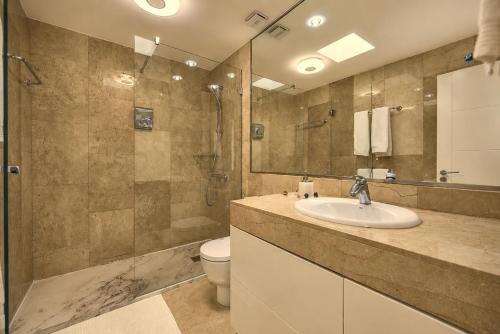 a bathroom with a sink and a toilet and a shower at Villa Gisel in La Playa de Tauro
