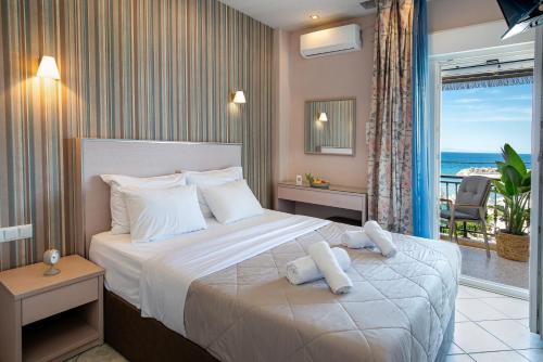 a bedroom with a bed with a view of the ocean at Margarita Fresh Studios in Potos