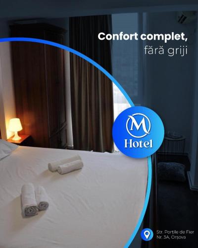 ein Hotelzimmer mit einem Bett, auf dem Handtücher liegen in der Unterkunft Hotel Manea Hub in Orşova