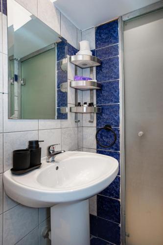 a bathroom with a sink and a mirror at Margarita Fresh Studios in Potos