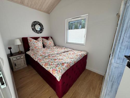 a bedroom with a bed and a window at Weitblick- Sauna- WLAN- Haus 3 in Neheim-Hüsten