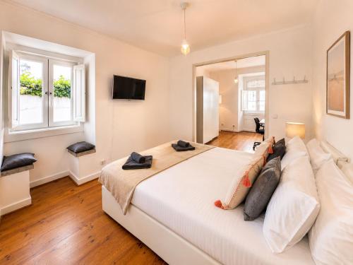 Superb 3 BR Apartment - Beachfront - Old Town Cascais