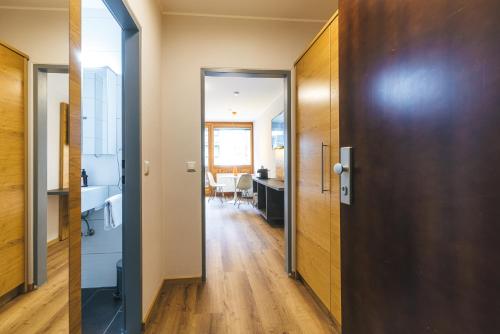 a hallway with a door leading to a kitchen and a dining room at Studio 28 Kaprun inkl Sommerkarte in Kaprun