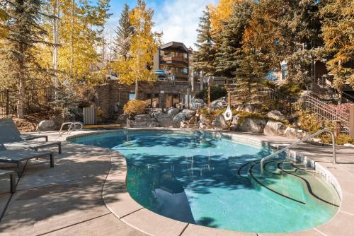 Mountainside Studio with Pool, 3 Min Walk to Mountain photo 3