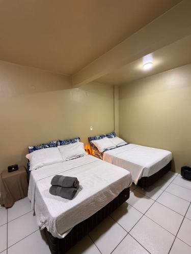 a room with two beds in a room at Refugio Centrico Studio 2 in Ciudad del Este