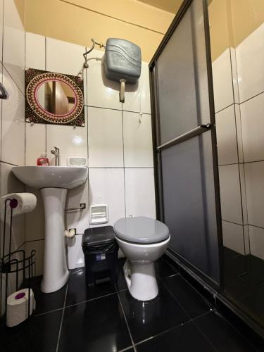 a bathroom with a toilet and a sink and a shower at Refugio Centrico Studio 2 in Ciudad del Este