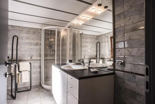 ein Badezimmer mit zwei Waschbecken und einer Dusche in der Unterkunft Case Vacanze ai Burattini in Adrara San Rocco