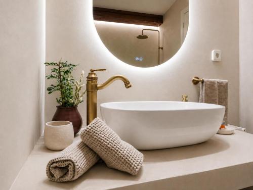 a bathroom with a large white sink and a mirror at Apartamento Ca Blai de Brull en el centro de Tivissa in Tivissa
