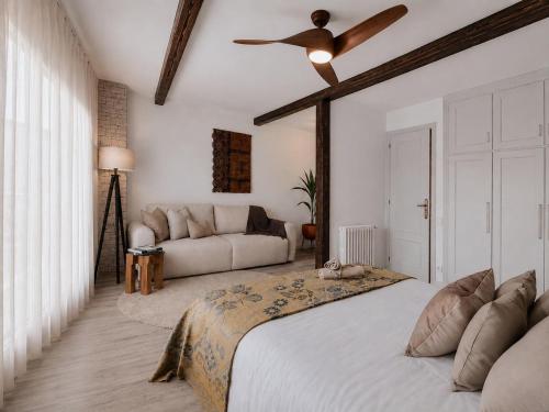 a bedroom with a bed and a ceiling fan at Apartamento Ca Blai de Brull en el centro de Tivissa in Tivissa
