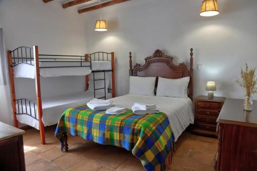 a bedroom with two bunk beds and a twin bed at Monte Dos Avós in Mourão