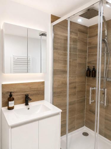 a bathroom with a sink and a shower at EDEN SUITE Escale proche de CDG in Tremblay-En-France