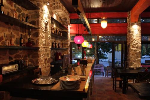 Restoran ili drugo mesto za obedovanje u objektu Mythos Guesthouse