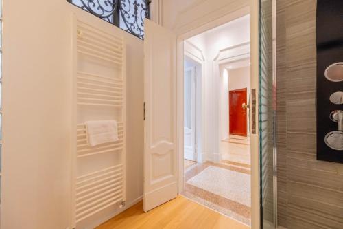 Velvet & Marble - Stylish Luxury City Center Apartment