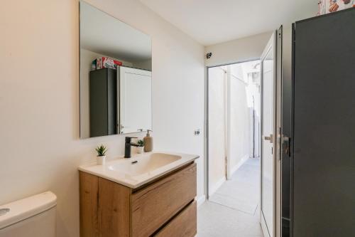 a bathroom with a sink and a mirror at Elcano Living 6 in Grao de Castellón