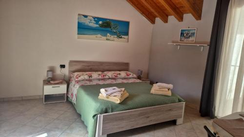 a bedroom with a bed with towels on it at Casa Cuor Di Leone in Cannobio