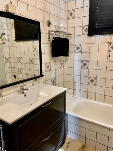 a bathroom with a sink and a bath tub at Cabane La Folie Douce in Hotton