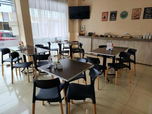 a restaurant with tables and chairs in a room at Hotel Andino in La Rioja