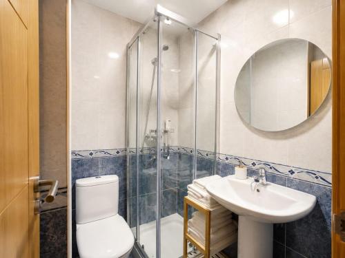 a bathroom with a shower and a toilet and a sink at Delta in Monforte de Lemos