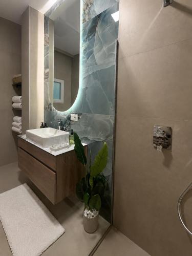 a bathroom with a sink and a mirror at Le Onde Studio in Durrës
