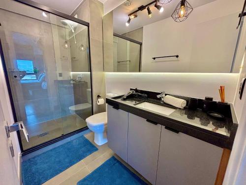 a bathroom with a toilet and a sink and a shower at Linked 1001 - Aconchegante e dentro do Shopping in Porto Alegre