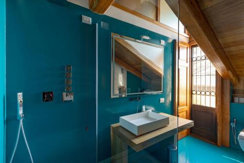 a bathroom with a sink and a blue wall at Villa Di Natale in Pagani