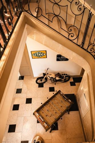 an overhead view of a motorcycle parked on a floor at La Parenthèse Fléchoise, Chambre Raphaël in La Flèche