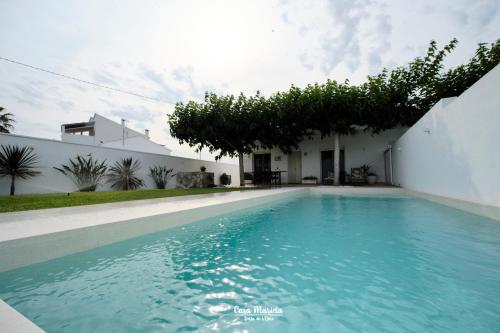 a swimming pool in front of a house at Casa Marieta A - Ideal per a families in Deltebre