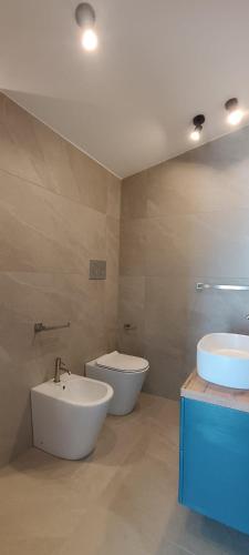 a bathroom with a toilet and a bidet and a sink at Bed & Breakfast La Villetta in Botricello