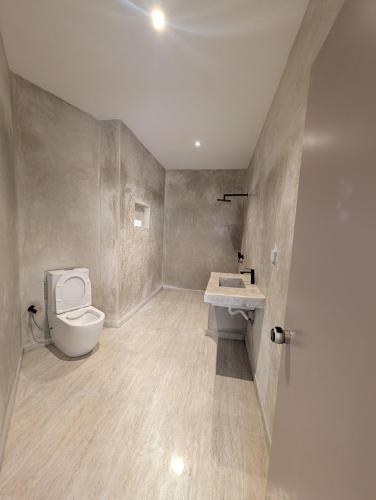 ein Badezimmer mit Toilette und Waschbecken in der Unterkunft Side surfing in Aourir