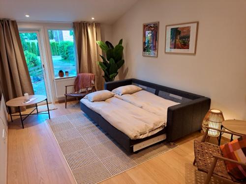 ein Schlafzimmer mit einem Bett, einem Tisch und Stühlen in der Unterkunft Nyrenoverad lägenhet med gratis parkering in Partille