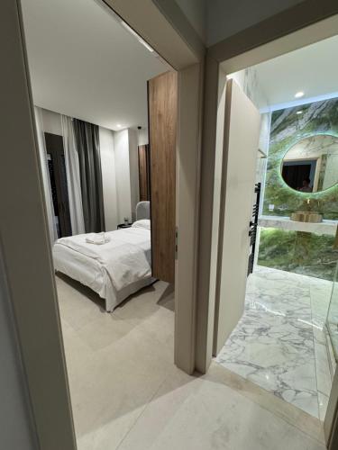 Plaza Luxury Suite, 2' from Metro, 5' from Piraeus