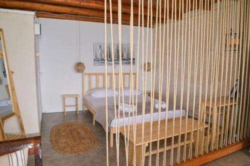 a room with a bed and a swing at Rota in Klima