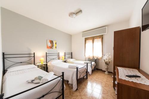 A bed or beds in a room at Albergo Ristorante Poli