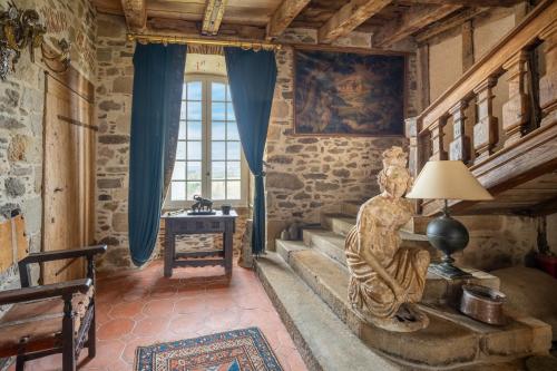 a room with a statue in the corner of a room at Château de Chalus-Chabrol in Châlus