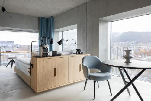 1 dormitorio con cama, escritorio y mesa en Placid Hotel Design & Lifestyle Zurich en Zúrich