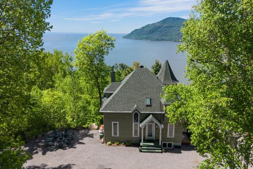 an aerial view of a house in the middle of trees at Havre sur la Baie in Baie-Saint-Paul