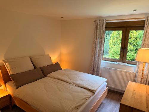a bedroom with a bed and a window at Bisamlodge in Faßberg