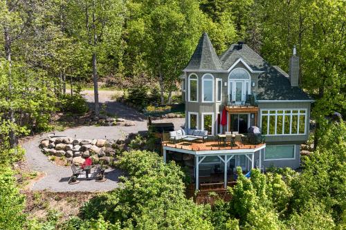 an aerial view of a house with a yard at Havre sur la Baie in Baie-Saint-Paul