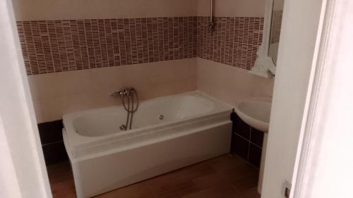 a bathroom with a bath tub and a sink at B&B Yle in Cetraro