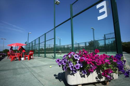 Tenis dan/atau kemudahan skuasy di Hotel Metropolitan Playa 3 Sup atau berdekatan